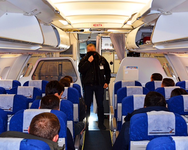 20 de angajați din cadrul personalului navigant al unei companii aeriene, instruiți de ofițerii SIS