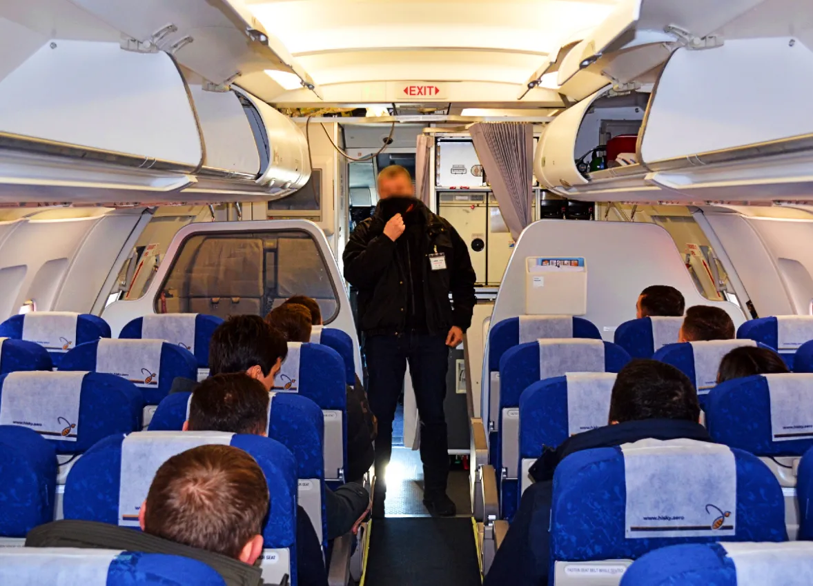 20 de angajați din cadrul personalului navigant al unei companii aeriene, instruiți de ofițerii SIS